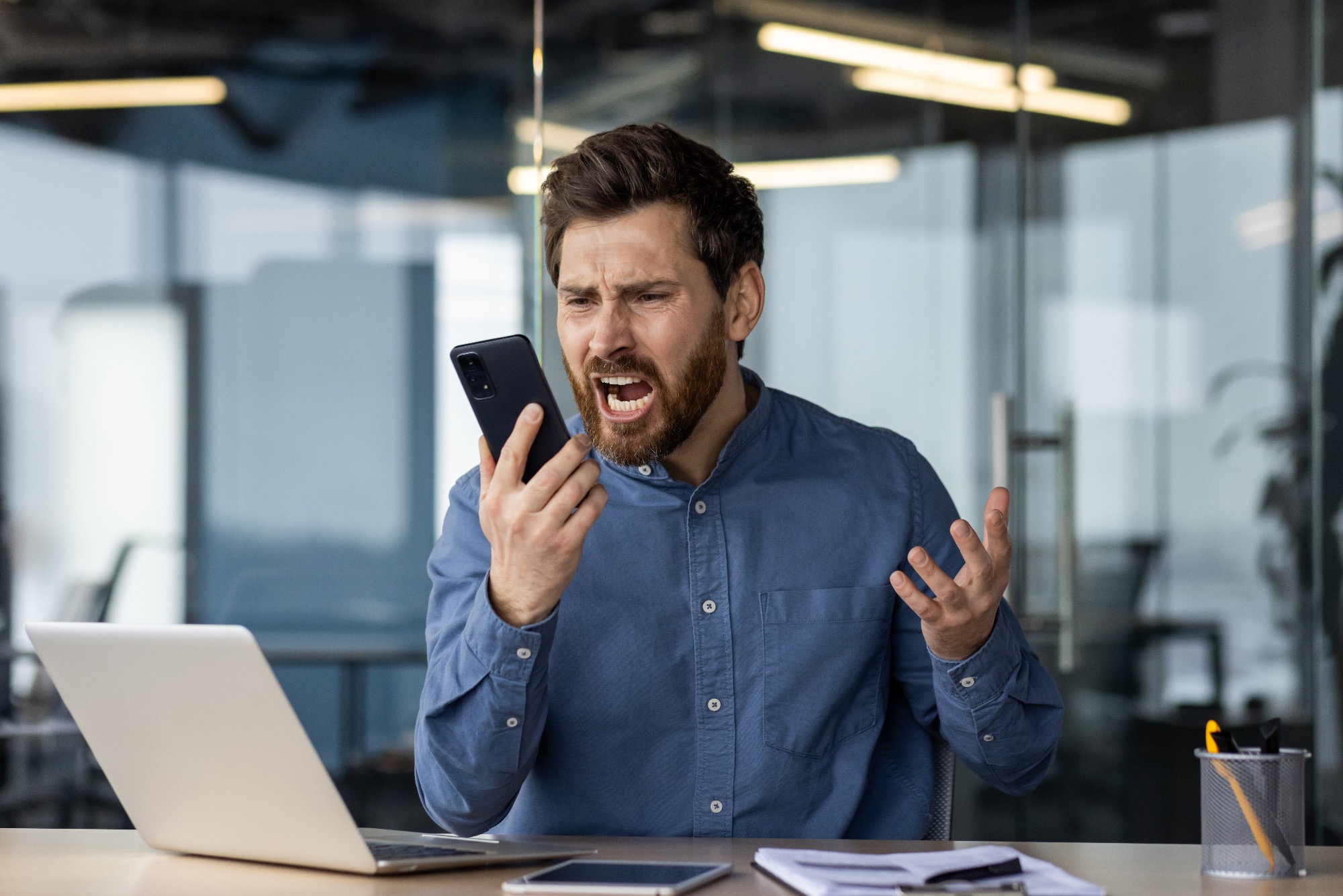 Communicatie installatiebedrijf tijdvreter. Gefrustreerde werkvoorbereider schreewend in telefoon